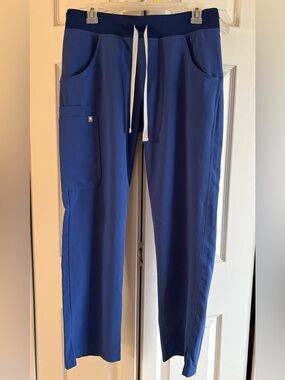 FIGS Kade Women’s Cargo Scrub Pants